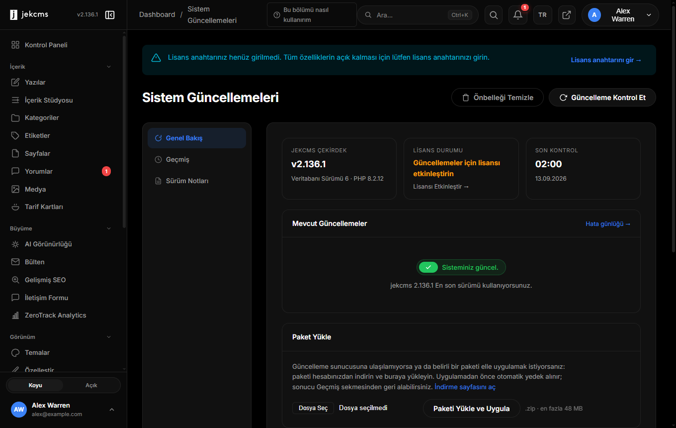 Mevcut sürüm, veritabanı sürümü ve PHP sürümünü gösteren güncellemeler ekranı